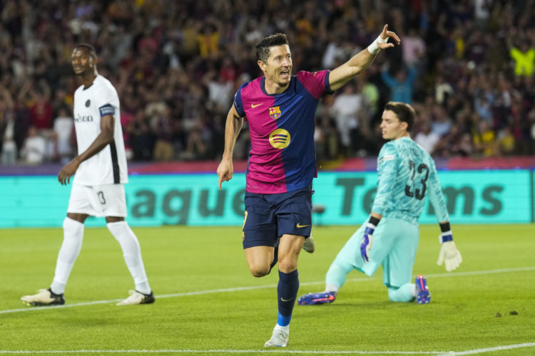 El delantero del Barcelona Robert Lewandowski celebra su gol, primero del equipo blaugrana, durante el encuentro de la Liga de Campeones ante el Young Boys en el Estadio Olímpico Lluis Companys. EFE/Enric Fontcuberta.