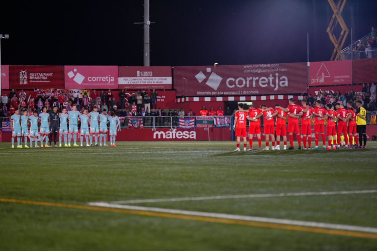 Los jugadores del Atlético de Madrid y del Vic guardan un minuto de silencio en memoria de los fallecidos por la dana.EFE/ Siu Wu