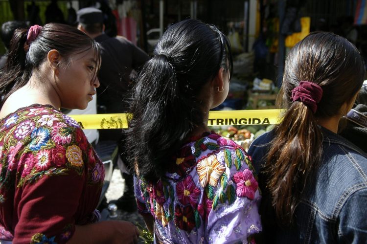 Fotografía de archivo de tres niñas indígenas mayas en Ciudad de Guatemala. EFE/Ulises Rodríguez