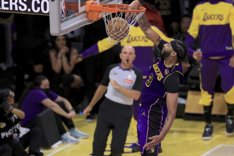 Anthony Davis, de Los Ángeles Lakers, realiza un mate durante el encuentro que midió a su equipo contra los Phoenix Suns. EFE/EPA/RYAN SUN SHUTTERSTOCK OUT