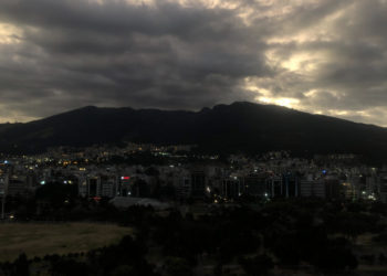 Ecuador pasará de 8 a 14 horas al día de apagones programados por la crisis energética