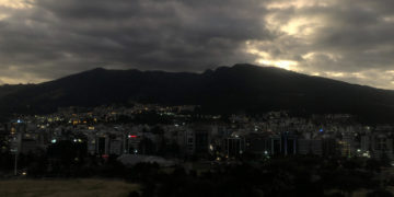 Ecuador pasará de 8 a 14 horas al día de apagones programados por la crisis energética