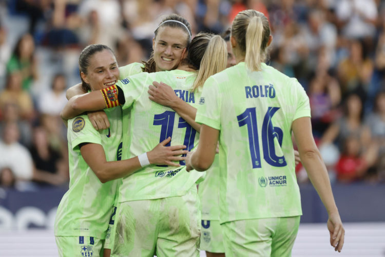 La defensa del Barcelona Irene Paredes (2-i) celebra con sus compañeras tras marcar el 1-4, durante el partido de la séptima jornada de LaLiga F que Levante y Barcelona disputan este domingo en el estadio Ciutat de València. EFE/Ana Escobar