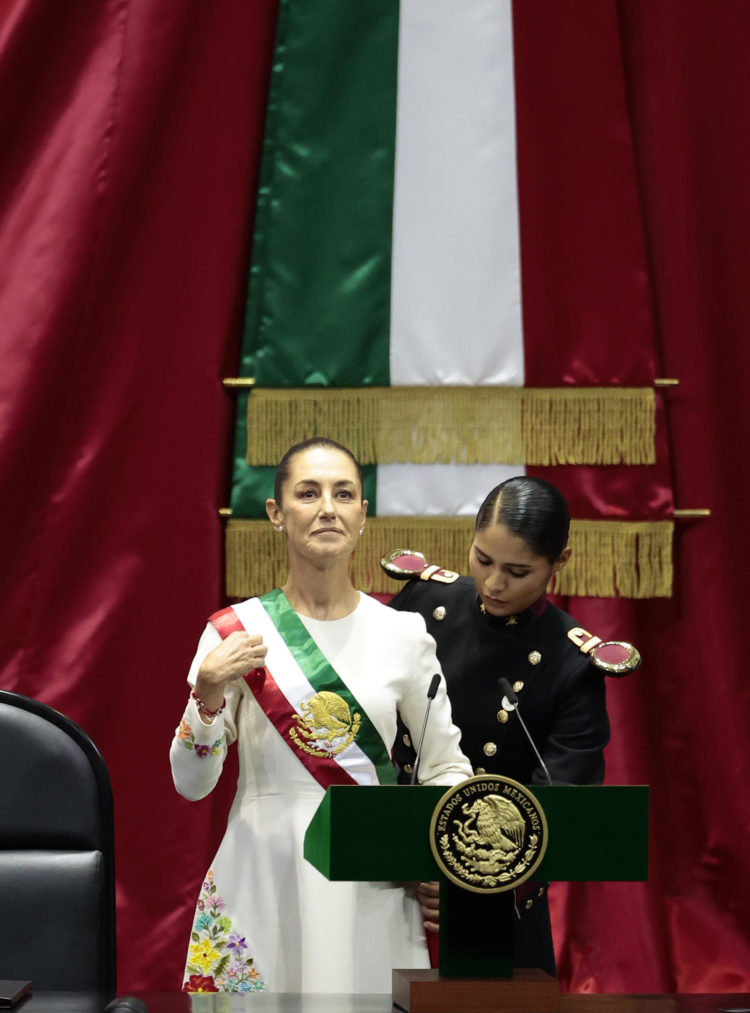 La presidenta de México Claudia Sheinbaum, recibe la banda presidencial en la Cámara de Diputados este martes en la Ciudad de México (México). EFE/José Méndez