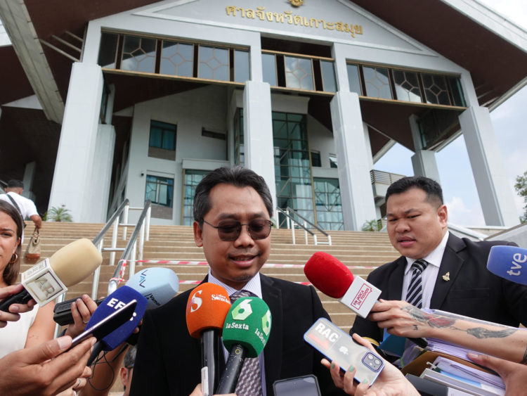 Una fotografía de archivo del abogado de oficio a cargo del caso del español Daniel Sancho, Apirchat Srinual, atiende a los medios en el tribunal de Samui en Tailandia el pasado mayo. EFE/ Sitthipong Charoenjai