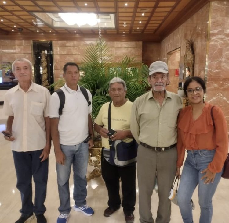 En esta foto el artista segundo Aguilar con la licenciada Sarahí Rojas y parte de la delegación del Estado Anzoátegui.