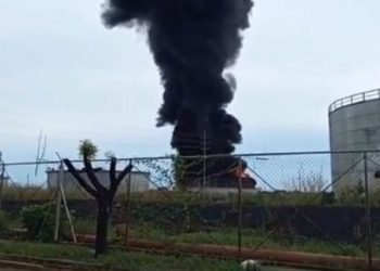 Incendio de tanque en Pdvsa mantiene alerta a los habitantes de Cabimas