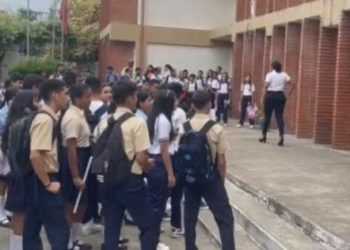 Representantes del Claudio Corredor Müller piden ayuda para adquirir los morrales transparentes