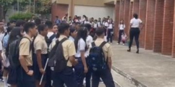 Representantes del Claudio Corredor Müller piden ayuda para adquirir los morrales transparentes