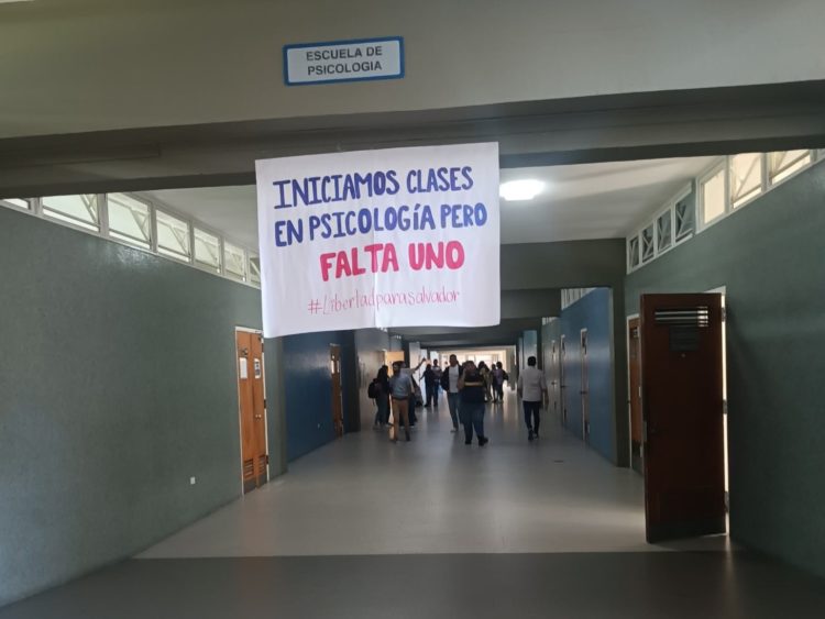 Salvador Rivera, profesor de la Escuela de Psicología de la Universidad Central de Venezuela, es uno de los 45 universitarios detenidos tras las elecciones presidenciales del 28 de julio. Actualmente está en la cárcel de Tocorón, acusado de delitos de terrorismo y sin derecho a una defensa de su confianza. Foto: cortesía APUCV