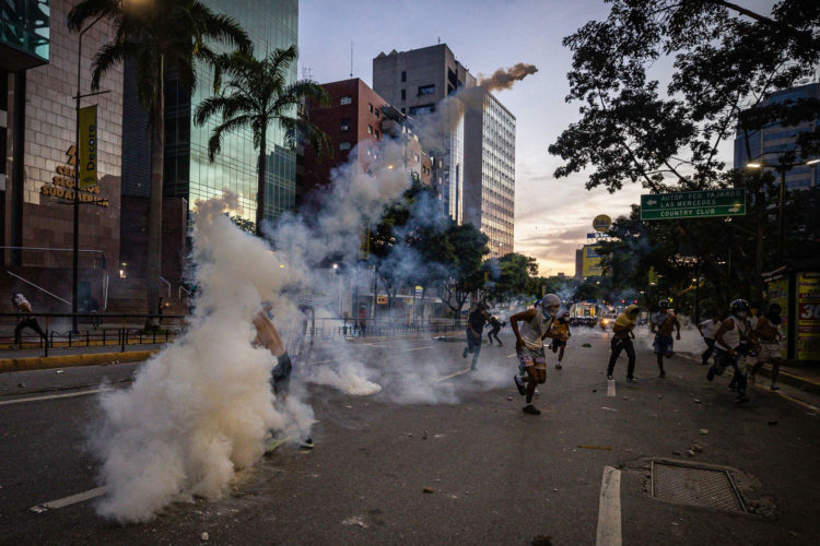 CARACAS (VENEZUELA), 29/07/2024.- Manifestantes se enfrentan a la Guardia Nacional Bolivariana (GNB), por los resultados de las elecciones presidenciales este lunes, en Caracas (Venezuela). Protestas en Caracas luego de que el Consejo Nacional Electoral (CNE) proclamara a Nicolás Maduro como presidente reelecto de Venezuela, tras los comicios celebrados este 28 de julio. EFE/ Henry Chirinos