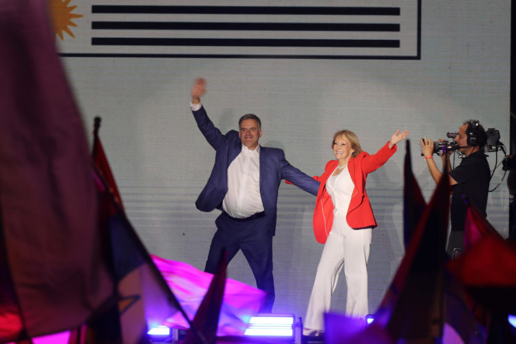 Yamandú Orsi (i) del Frente Amplio celebra la victoria en las elecciones de este 24 de noviembre de 2024, en Montevideo (Uruguay). EFE/Raul Martínez