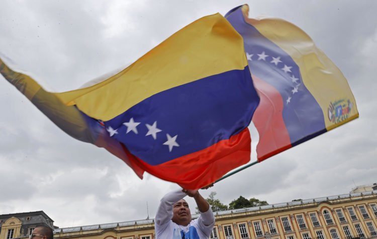 Fotografía de archivo en donde un hombre agita una bandera venezolana. EFE/Mauricio Dueñas Castañeda