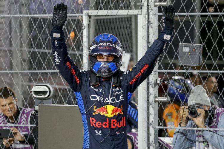 Max Verstappen festeja la consecución del campeonato mundial de Fórmula Uno, al finalizar el Gran Premio de Las Vegas. EFE/EPA/SHAWN THEW