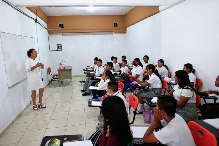 Fotografía de archivo que muestra estudiantes de secundaria durante una clase en el balneario de Acapulco, Guerrero (México). EFE/ David Guzmán/ARCHIVO