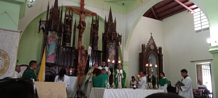 El Obispo Diocesano leyendo y explicando el Evangelio del día en el templo de Betijoque.