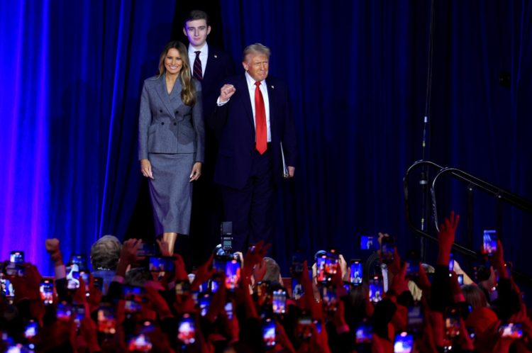 El expresidente de EE.UU. Donald Trump se atribuye este martes una victoria frente a la vicepresidenta Kamala Harris. EFE/EPA/CRISTOBAL HERRERA-ULASHKEVICH