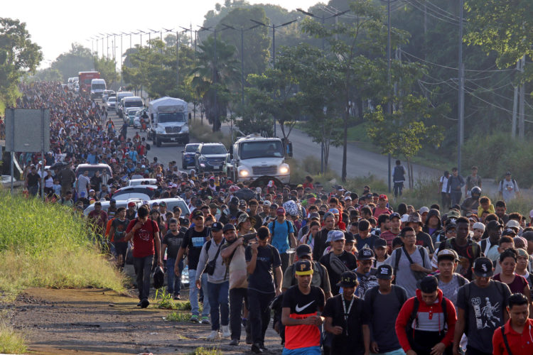 Migrantes parten en caravana rumbo a EEUU, este martes, en el municipio de Tapachula en el estado de Chiapas (México). Miles de migrantes salieron este martes en caravana desde la frontera sur de México, para pedir, en el marco de las elecciones de Estados Unidos que se celebran este martes, que no se endurezcan más las políticas migratorias para ingresar a aquel país. EFE/ Juan Manuel Blanco