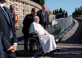 El papa rezó por los niños no nacidos y cambió su homilía por silencio en la misa del Día de los Difuntos