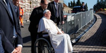 El papa rezó por los niños no nacidos y cambió su homilía por silencio en la misa del Día de los Difuntos