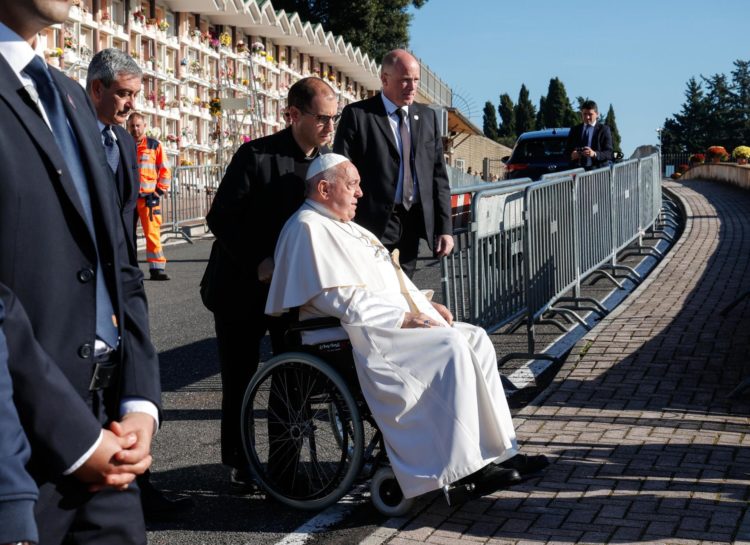 El papa Francisco (C) llega al Cementerio Laurentino, en Roma, para presidir la misa por el Día de los Difuntos. EFE/EPA/GIUSEPPE LAMI