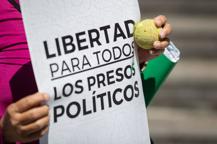 Fotografía de archivo en donde se ve a un hombre que sostiene un cartel en Caracas (Venezuela). EFE/ Ronald Peña R.