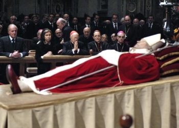 Francisco cambia el funeral de los papas: Sin tres ataúdes y exposición ya en el féretro