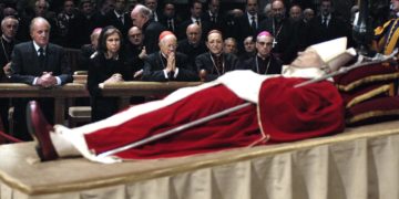 Francisco cambia el funeral de los papas: Sin tres ataúdes y exposición ya en el féretro