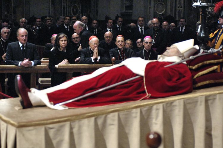 Foto aRCHIVO. Los Reyes de España, Don Juan Carlos y Doña Sofía, arrodillados en los bancos habilitados para las autoridades, rezan ante los restos mortales del Papa Juan Pablo II en la capilla ardiente instalada en la Basílica de San Pedro. EFE/Ángel Díaz. ***POOL***.