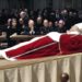 Francisco cambia el funeral de los papas: Sin tres ataúdes y exposición ya en el féretro