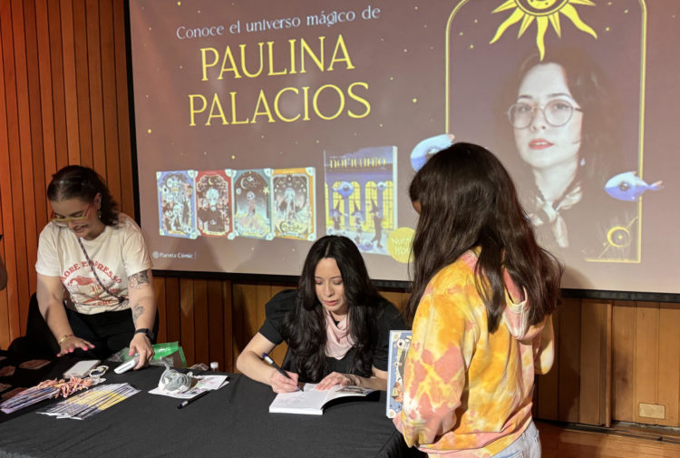 La mangaka chilena Paulina Palacios (c), autora de la saga de libros ilustrados de manga 'Mientras Yubooh duerme', firma libros durante la presentación de su artbook Novilunio, el 16 de noviembre de 2024 en Santiago (Chile). EFE/María José Rey