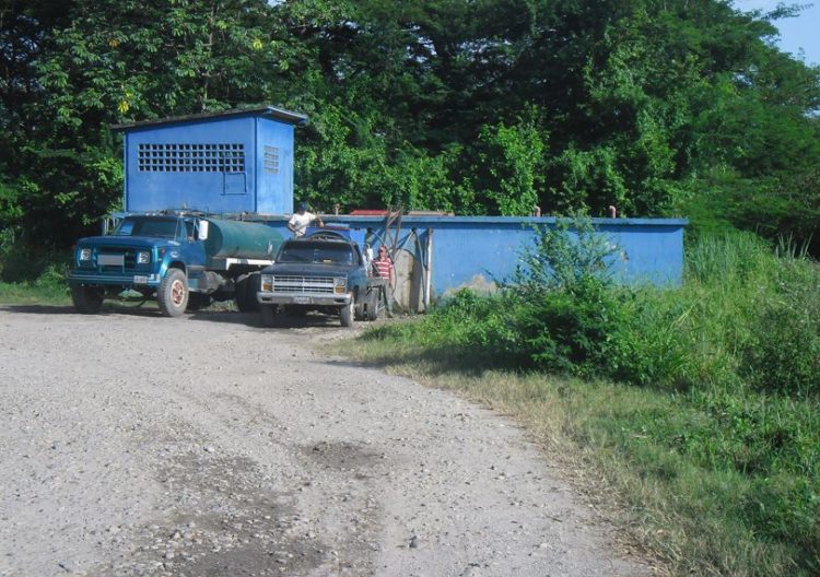  Escasea el agua en Valmore Rodríguez de Sucre el cisterna es vendido en dólares.