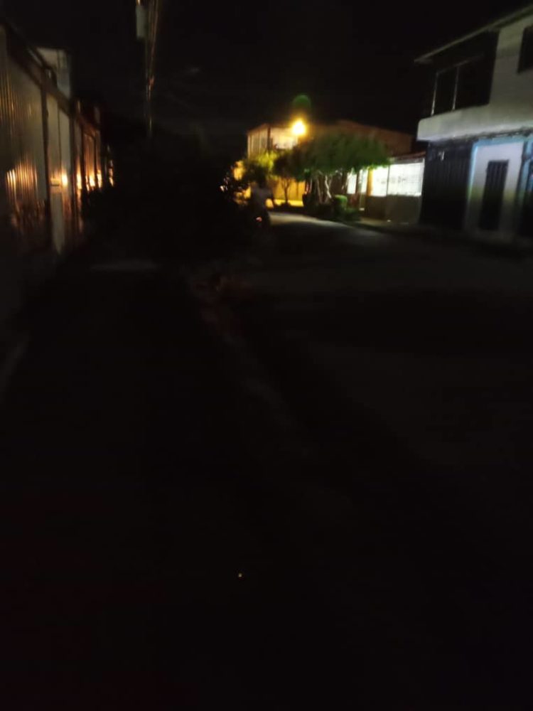 Así se ve de noche la calle principal de la Urbanización El Trompillo