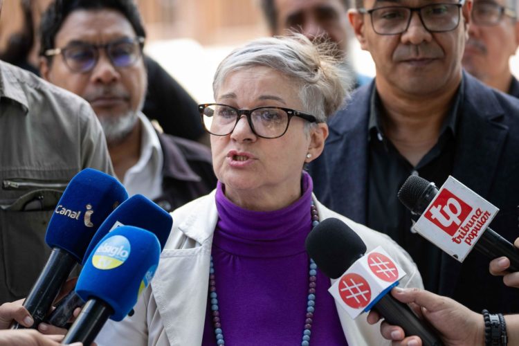 La abogada María Alejandra Diaz habla durante una rueda de prensa el pasado 30 de octubre, frente al Tribunal Supremo de Justicia (TSJ) en Caracas (Venezuela). EFE/ Ronald Peña R