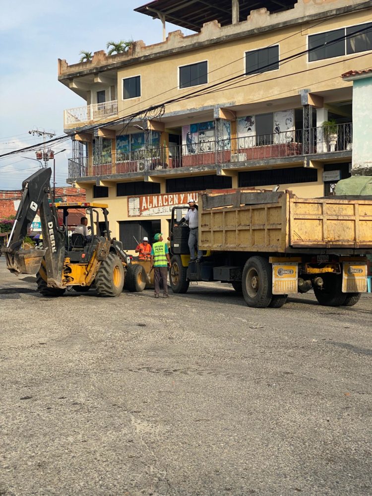 El bacheo navideño llego a las calles principales de Sabana de Mendoza