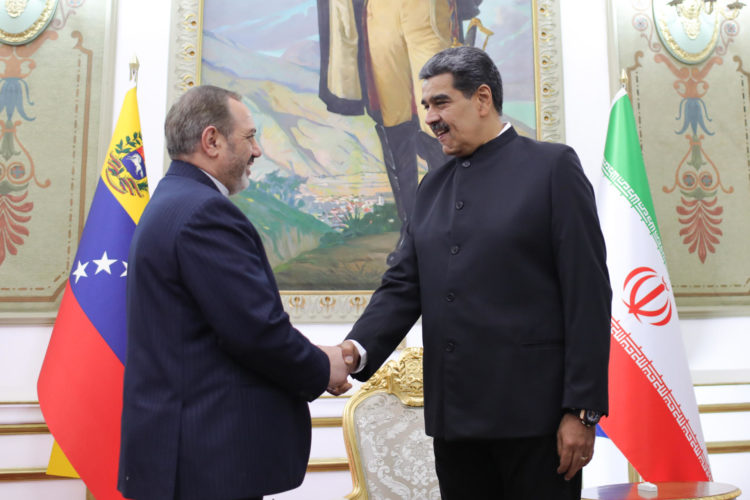 Fotografía cedida por Prensa Miraflores del presidente de Venezuela, Nicolás Maduro, durante una reunión con el ministro de Defensa de Irán, Aziz Nasirzadeh, este jueves en Caracas (Venezuela). EFE/ Prensa Miraflores /