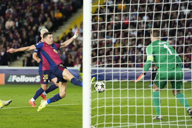 Imagen del delantero del Barcelona Robert Lewansdowski (i) remata ante el portero Manuel Neuer, del Bayern, durante el partido de la Liga de Campeones que disputaron el Barcelona y el Bayern Munich en el estadio Olímpico Lluis Companys. EFE/Siu Wu