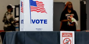 Más de 75 millones de personas, la mitad de los votantes de 2020, ya han votado en EE.UU.