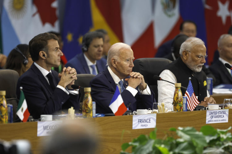 Los presidentes de Francia, Emmanuel Macron (i), de Estados Unidos, Joe Biden (c) y de India, Narendra Modi (d), participan durante la apertura de la Cumbre de jefes de Estado del G20 que comenzó este lunes en Río de Janeiro (Brasil). EFE/ Antonio Lacerda