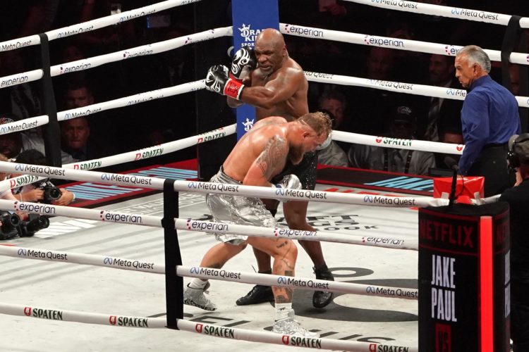 El boxeador estadounidense Jake Paul (i) en acción ante Mike Tyson. EFE/DUSTIN SAFRANEK