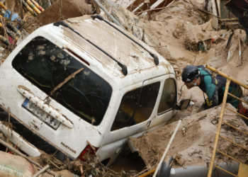 España envía 10.000 efectivos más para buscar desaparecidos por el temporal en Valencia