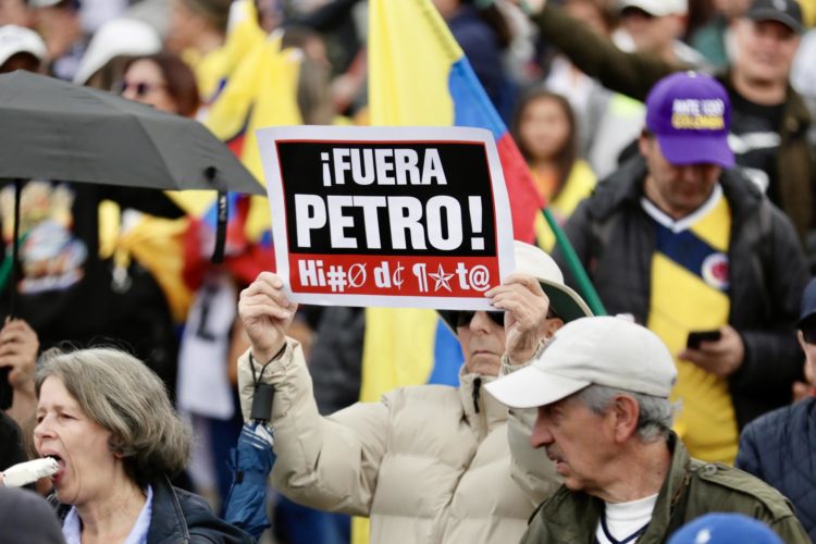 Fotografía del 23 de noviembre de 2024 en donde se ven manifestantes que llegan a la Plaza de Bolívar durante una jornada de protesta realizada contra el Gobierno del presidente de Colombia, Gustavo Petro, en Bogotá. EFE/Carlos Ortega