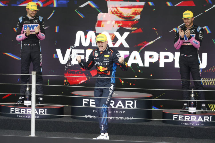 El neerlandés Max Verstappen (c) de Red Bull, celebra su victoria en el GP de Brasil. EFE/ Sebastiao Moreira