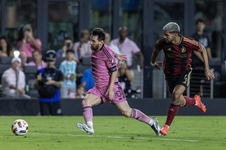 Lionel Messi (I), supera al defensor peruano de Atlanta United Luis Abram, durante el partido del Inter Miami CF contra Atlanta United, de la Copa MLS, disputado en el estadio Chase en Fort Lauderdale, Florida. EFE/EPA/CRISTOBAL HERRERA-ULASHKEVICH