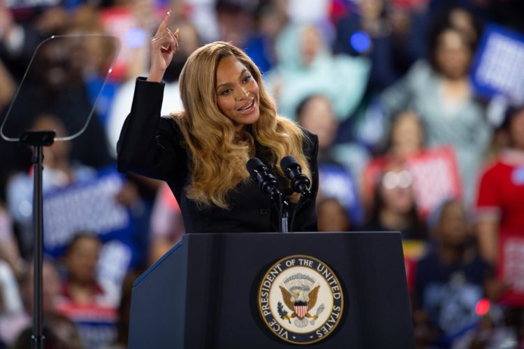 La cantante estadounidense Beyoncé habla durante el mitin de la vicepresidenta estadounidense y candidata presidencial demócrata Kamala Harris, en el Shell Energy Stadium en Houston, Texas, EE.UU., el 25 de octubre de 2024.EFE/EPA/Carlos Ramirez