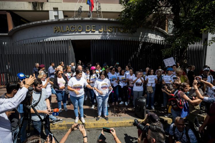 Varias personas se manifiestan para solicitar la libertad de sus familiares detenidos tras las elecciones presidenciales del 28 de julio, este jueves frente al Palacio de Justicia, en Caracas (Venezuela). Una veintena de personas solicitaron al presidente de Venezuela, Nicolás Maduro, una "medida de gracia" que otorgue la libertad "plena e inmediata" a sus familiares, detenidos tras las elecciones presidenciales del 28 de julio, cuando se desataron protestas contra el resultado oficial, que dio una cuestionada reelección al mandatario. EFE/ Miguel Gutiérrez