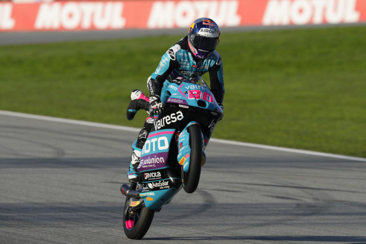 El piloto colombiano de Moto3 David Alonso, durante una sesión de entrenamientos libres para el Gran Premio de Barcelona Solidaridad, este sábado, en el circuito Barcelona-Cataluña de Montmeló. EFE/Alberto Estévez