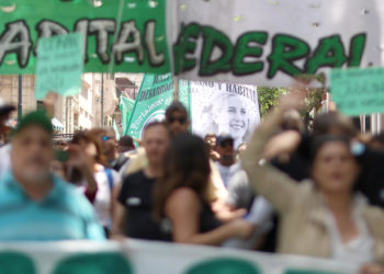 Empleados públicos protestan en Argentina por mejoras salariales y amenazan con otro paro