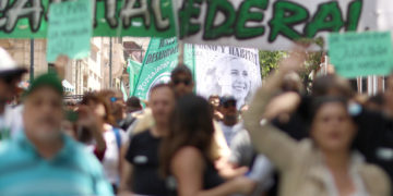 Empleados públicos protestan en Argentina por mejoras salariales y amenazan con otro paro