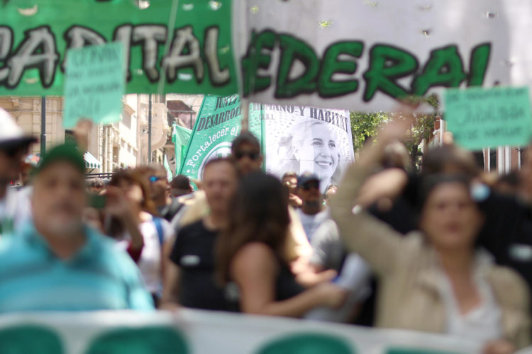 Personas se manifiestan durante una protesta este jueves en Buenos Aires (Argentina). EFE/Juan Ignacio Roncoroni